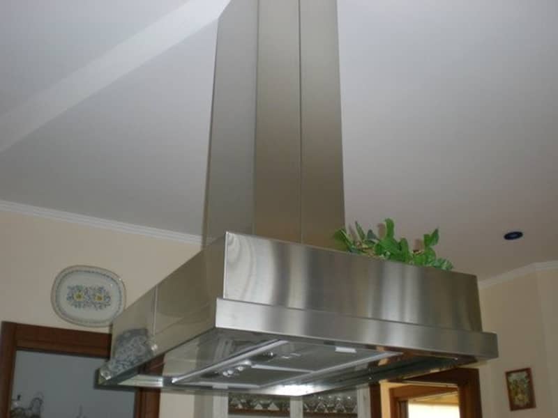Palazzolo Michele e Figlio a Cinisi (Palermo) realizza cappa per cucina in acciaio inox